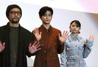 公開記念舞台あいさつに登場した（左から）伊藤智彦監督、高橋文哉、齋藤飛鳥