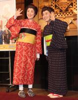 舞台「お光とお紺～伊勢音頭　恋の絵双紙～」の囲み取材を行った寺島しのぶ（左）と藤山直美