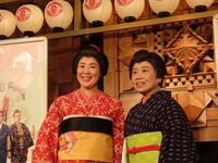 舞台「お光とお紺～伊勢音頭　恋の絵双紙～」の囲み取材を行った寺島しのぶ（左）と藤山直美