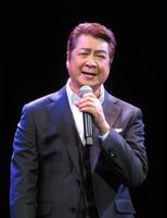 熱唱する山川豊