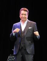 ファイティングポーズを決める山川豊