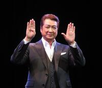 両手で「４５」周年を掲げる山川豊