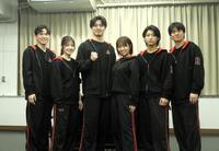 つかこうへい十七回忌特別公演「『熱海殺人事件』ラストメッセージ」公開稽古に参加した（左から）百名ヒロキ、村山彩希、荒井敦史、大原優乃、横田大雅（ＣＬＡＳＳ　ＳＥＶＥＮ）、高橋龍輝