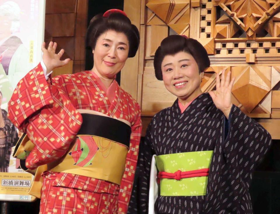 舞台「お光とお紺～伊勢音頭　恋の絵双紙～」の囲み取材を行った寺島しのぶ（左）と藤山直美