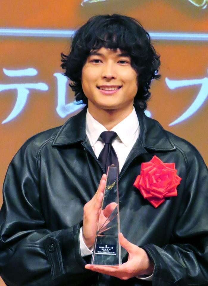 受賞式に出席した松村北斗