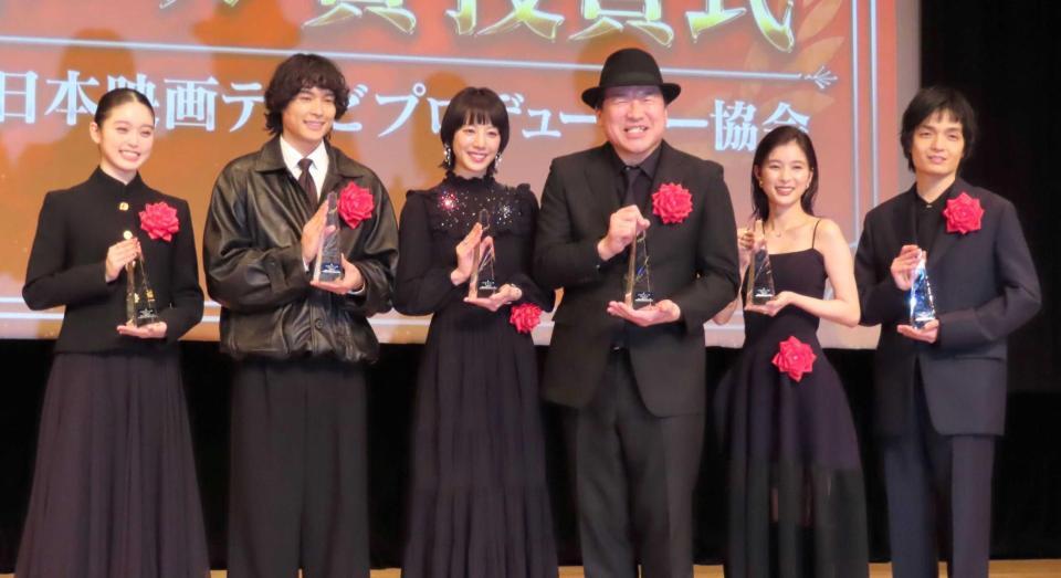 エランドール賞を受賞した（左から）高石あかり、松村北斗、夏帆、佐藤二朗、芳根京子、岡山天音