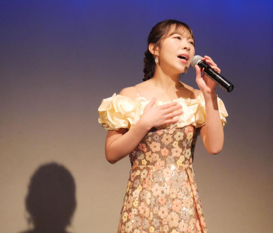 新曲「合鍵」を熱唱する岩佐美咲