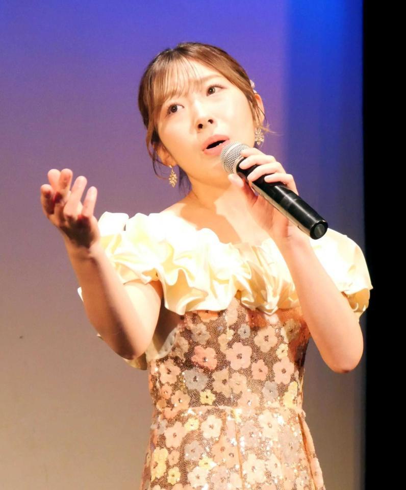 新曲「合鍵」を熱唱する岩佐美咲