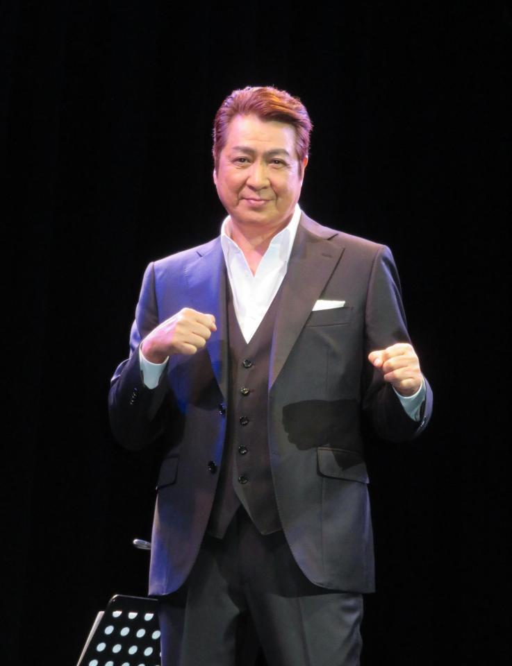 ファイティングポーズを決める山川豊