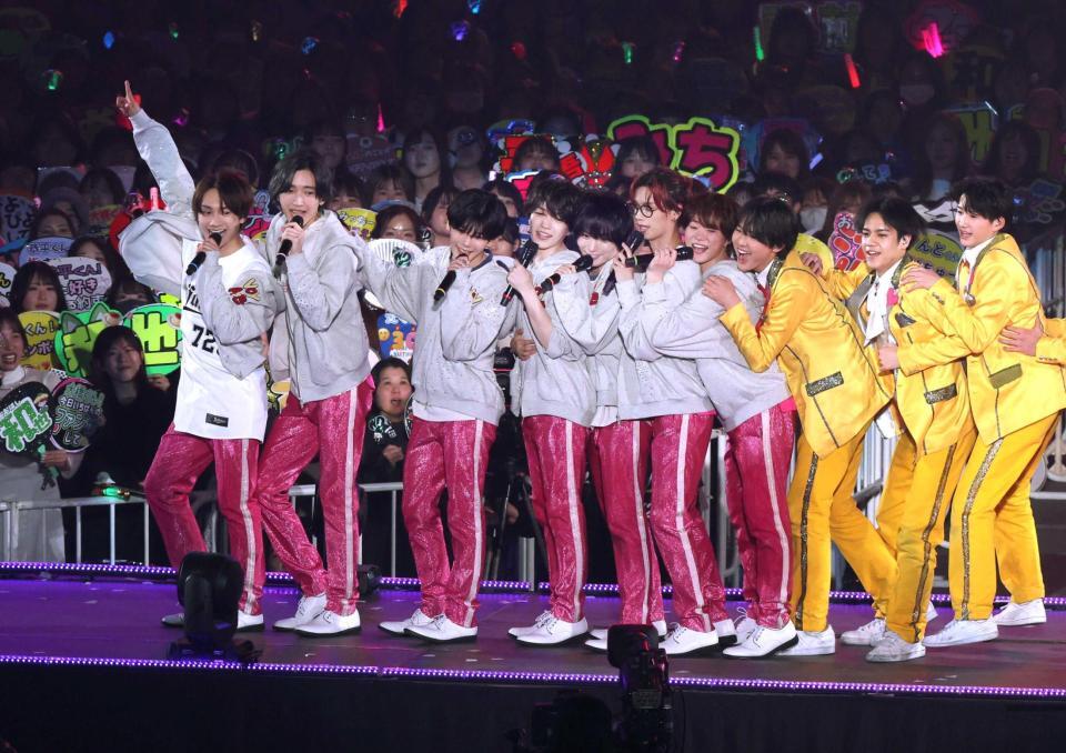 関西ジュニアとともに花道を進むなにわ男子（撮影・伊藤笙子）