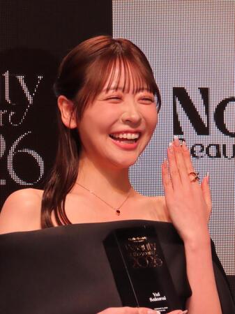 イベントでネイルを見せる櫻井優衣