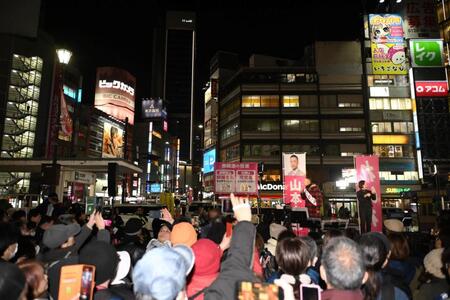 大勢の聴衆を集め街頭演説するれいわ新選組・山本太郎代表（撮影・開出牧）
