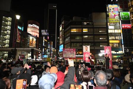街頭演説するれいわ新選組の山本太郎代表
