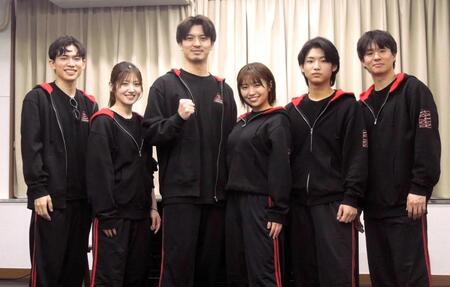 　公開稽古に参加した（左から）百名ヒロキ、村山彩希、荒井敦史、大原優乃、横田大雅、高橋龍輝