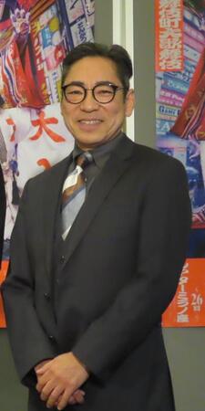 「獨道中五十三驛」の製作発表に親子で出席した市川中車