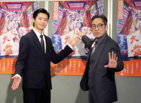 　製作発表に親子で出席した市川中車（右）と市川團子