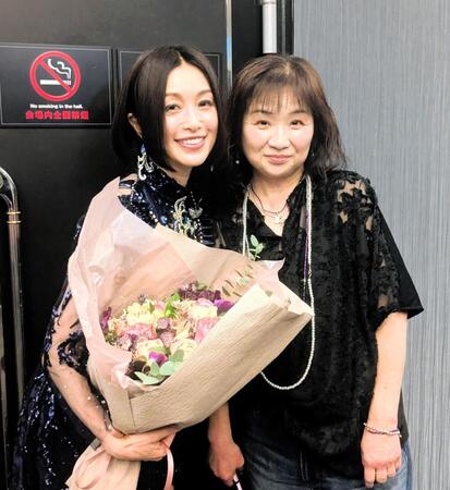 　酒井法子（左）のライブに出演し、４５年ぶりにステージに登場した元ＢａＢｅ・近藤智子さん