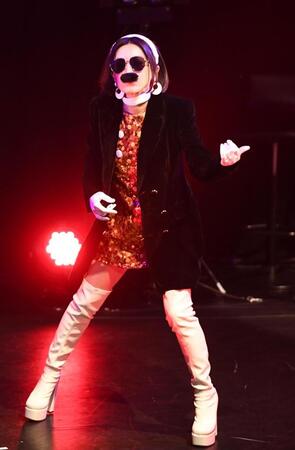 エアギターを披露する酒井法子（撮影・園田高夫）