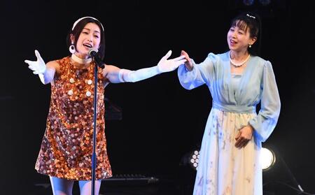 西村知美（右）の手話に合わせて熱唱する酒井法子（撮影・園田高夫）