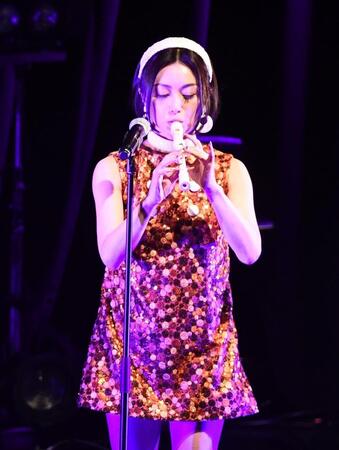 リコーダーを吹く酒井法子（撮影・園田高夫）