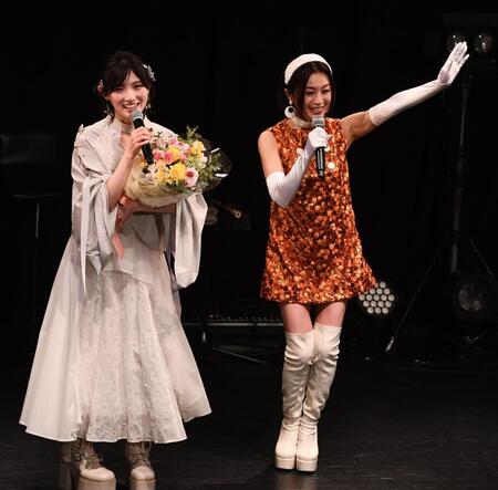 岡田奈々（左）と盛り上げる酒井法子（撮影・園田高夫）