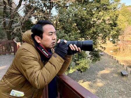 「野鳥を見る田中」に出演するアンガールズ・田中卓志【©ＢＳテレ東】