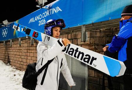 女子個人ノーマルヒルの公式練習を終え、引き揚げる高梨沙羅（共同）