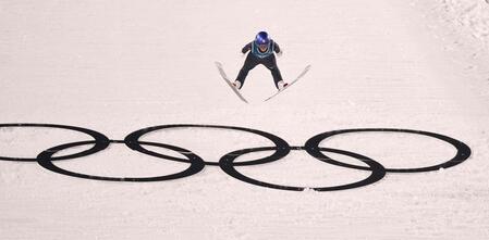 女子個人ノーマルヒルの公式練習で飛躍する高梨沙羅（共同）