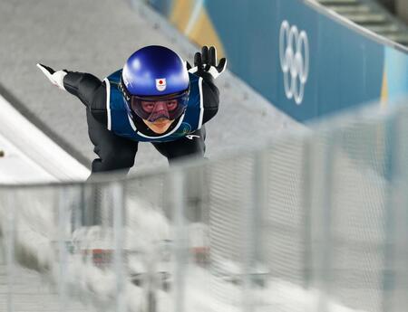 女子個人ノーマルヒルの公式練習で助走路を滑走する高梨沙羅＝プレダッツォ（共同）