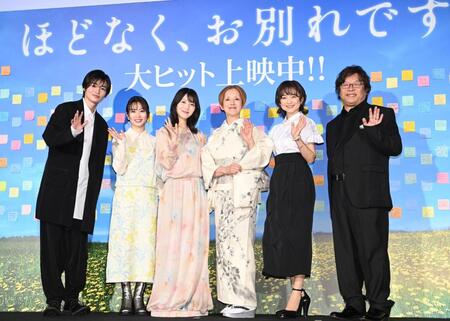 笑顔で手を振る（左から）西垣匠、志田未来、浜辺美波、夏木マリ、永作博美、三木孝浩監督（撮影・園田高夫）
