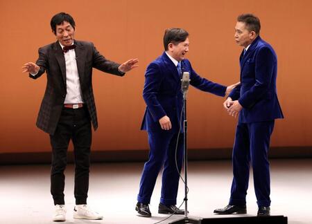 「古希還暦」として漫才を披露した明石家さんま（左）と爆笑問題（撮影・伊藤笙子）