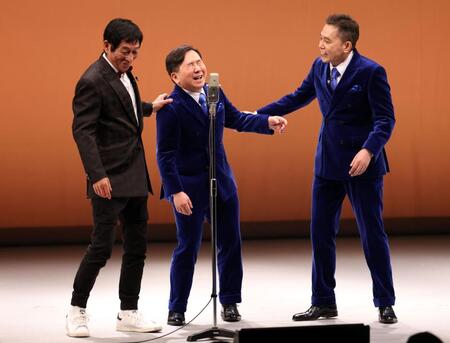 「古希還暦」として漫才を披露するもなかなか進まない明石家さんま（左）と太田光（右）にツッコむ田中裕二（撮影・伊藤笙子）