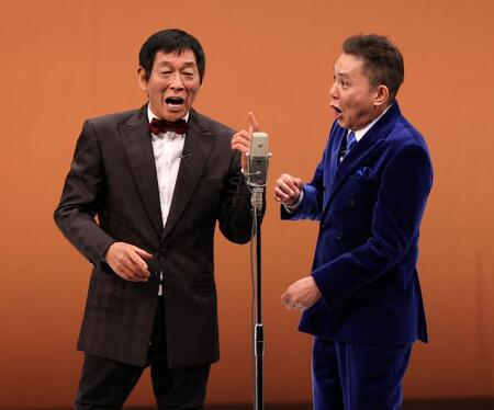 「古希還暦」として漫才を披露した明石家さんま（左）と太田光題（撮影・伊藤笙子）