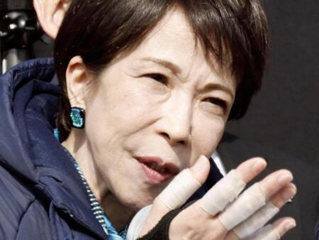 街頭演説で支持を訴える自民党総裁の高市首相＝６日午前、栃木県那須塩原市