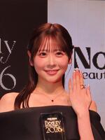 イベントでネイルを見せる櫻井優衣