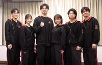 　公開稽古に参加した（左から）百名ヒロキ、村山彩希、荒井敦史、大原優乃、横田大雅、高橋龍輝
