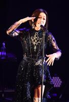 アンコールで『碧いうさぎ』を熱唱する酒井法子（撮影・園田高夫）