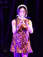 リコーダーを吹く酒井法子（撮影・園田高夫）