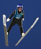 女子個人ノーマルヒルの公式練習で飛躍する高梨沙羅＝プレダッツォ（共同）