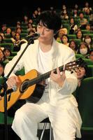 映画初日舞台挨拶でギターを手にした福山雅治