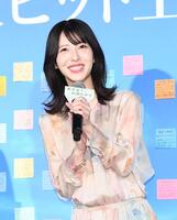 笑顔であいさつをする浜辺美波（撮影・園田高夫）