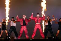 Ｓ．ＣＯＵＰＳ（左）とＭＩＮＧＹＵ　ⓟ＆©　ＰＬＥＤＩＳ　Ｅｎｔｅｒｔａｉｎｍｅｎｔ