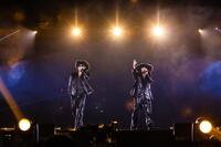 ＭＩＮＧＹＵ（左）とＳ．ＣＯＵＰＳ（右）＝ⓟ＆©☆　ＰＬＥＤＩＳ　Ｅｎｔｅｒｔａｉｎｍｅｎｔ