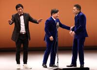 「古希還暦」として漫才を披露した明石家さんま（左）と爆笑問題（撮影・伊藤笙子）