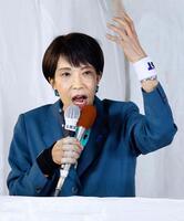 街頭演説で支持を訴える自民党総裁の高市首相＝６日午後、宮崎県新富町
