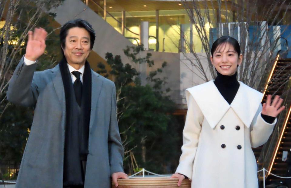 　オープニングイベントに出席した堤真一（左）と當真あみ