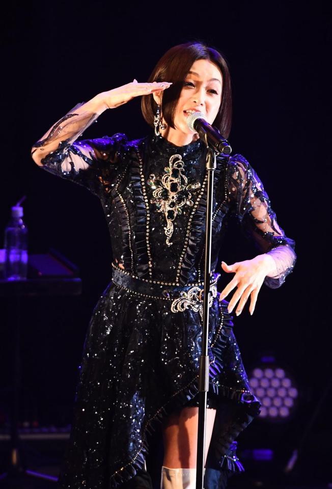 アンコールで『碧いうさぎ』を熱唱する酒井法子（撮影・園田高夫）