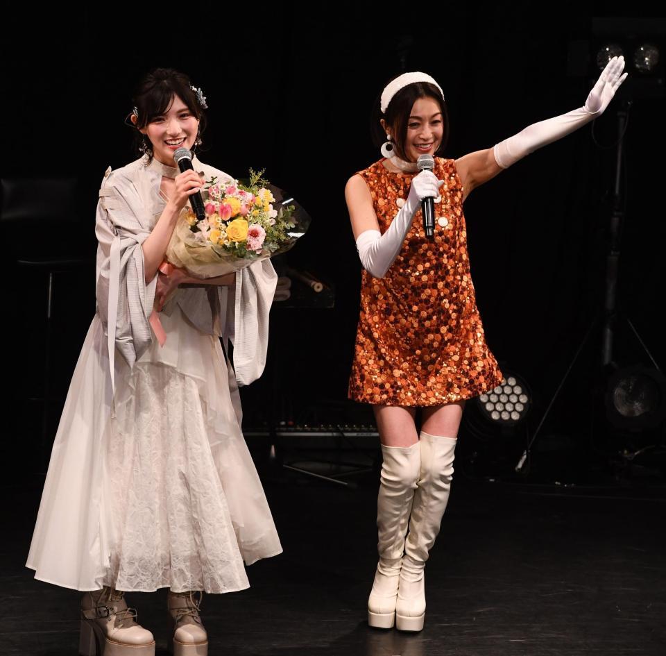 岡田奈々（左）と盛り上げる酒井法子（撮影・園田高夫）