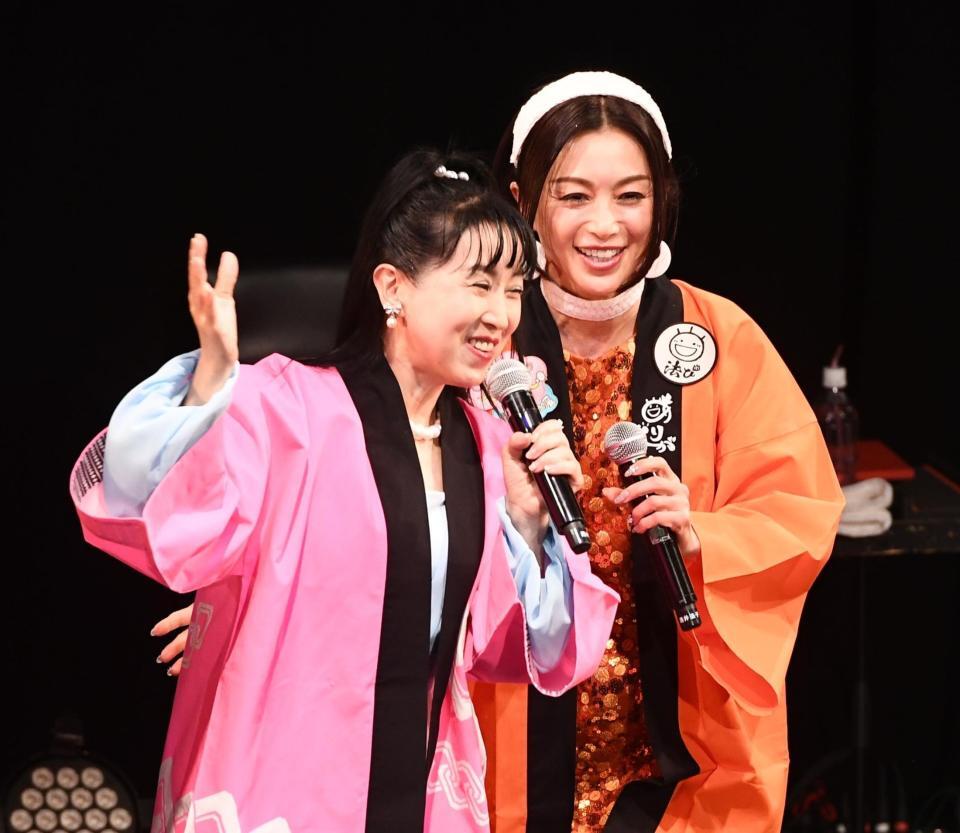 西村知美（左）を紹介する酒井法子（撮影・園田高夫）