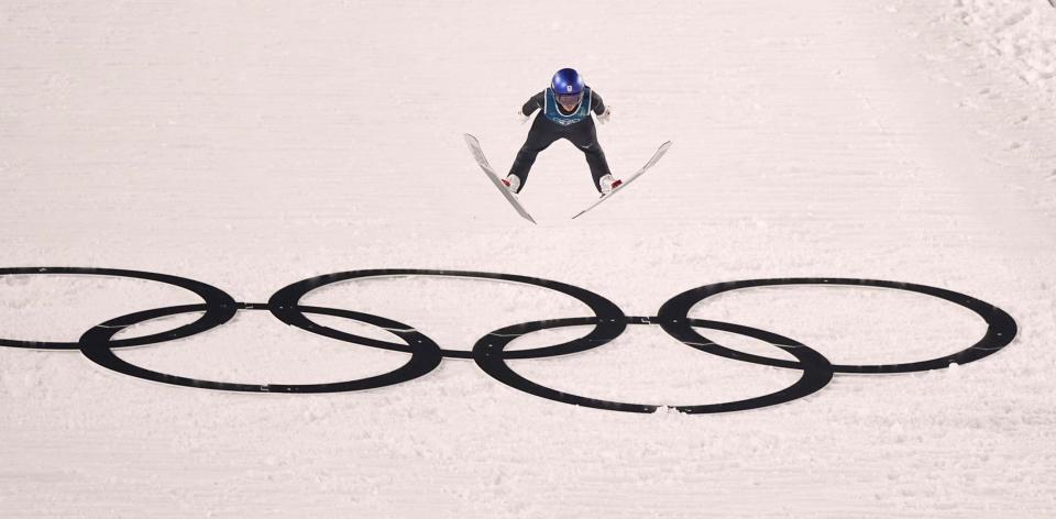 女子個人ノーマルヒルの公式練習で飛躍する高梨沙羅（共同）
